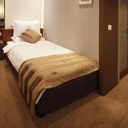 Hotel Russia Skopje Buitenkant foto